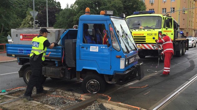 Pi nehod tramvaje a multikry v ernokosteleck ulici se auto pevrtilo na bok (28.7.2015)