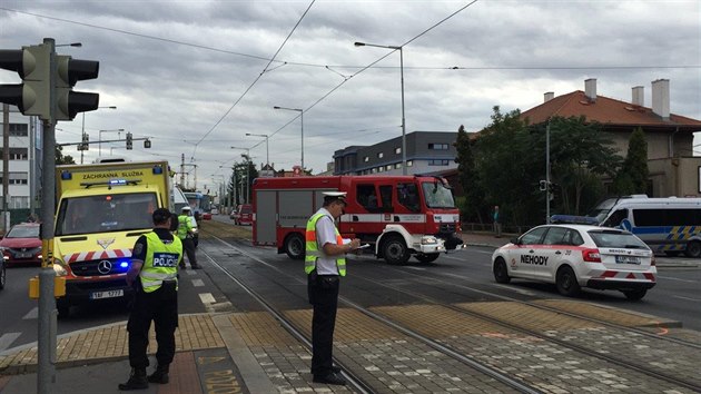 Pi nehod tramvaje a multikry v ernokosteleck ulici se auto pevrtilo na bok (28.7.2015)