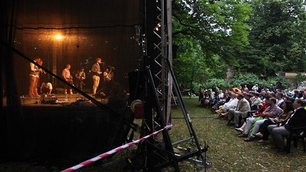 vodn koncert letonho festivalu Folkov przdniny v Nmti nad Oslavou si vzalo na svdom seskupen Federspiel. est Rakuan a jeden Mexian hraj pouze na dechov nstroje a vystupuj spolu u 11 let.