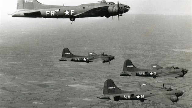 B-17F, stroje 524. (kód WA) a 525. (kód FR) bombardovací perutě USAAF