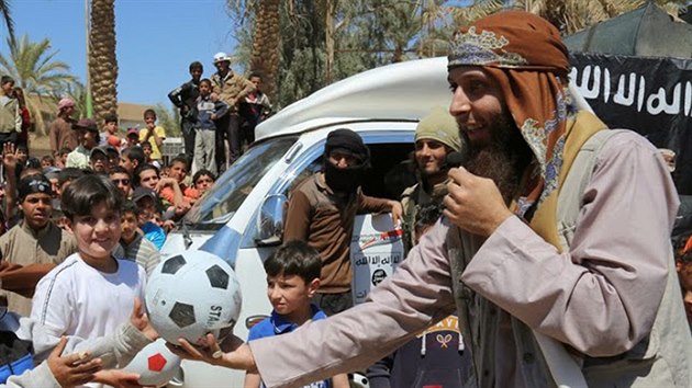 Islámský stát láká děti do svých řad pomocí venkovních představení a rozdávání dárků a cukroví. Jezídské chlapce odvedl na převýchovu násilím (14. ledna 2015).