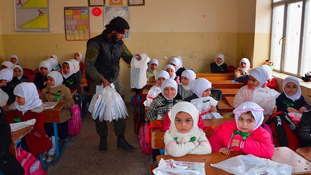 Islamisté dělají propagaci přímo ve školách v Mosulu. Při výuce rozdávají dětem různé dárky. Někteří rodiče žijící na území Islámského státu nepouští své děti do škol, aby je uchránili před postupnou převýchovou (11. ledna 2015).
