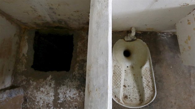 Otvor stc do tunelu byl v Guzmnov cele umstn v sti, kde mla bt sprcha. To bylo zrove jedin msto v cele, kter nebylo snmno bezpenostn kamerou. 