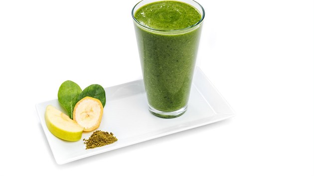 Smoothie s jablkem, bannem, pentem a spirulinou