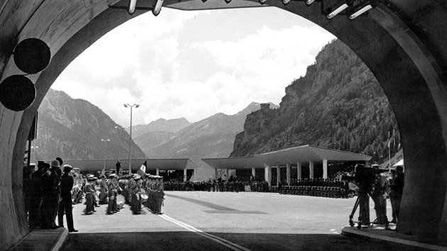 Dobov fotografie pozen 16. ervence 1965 pi pleitosti oteven tunelu pod Mont Blankem.