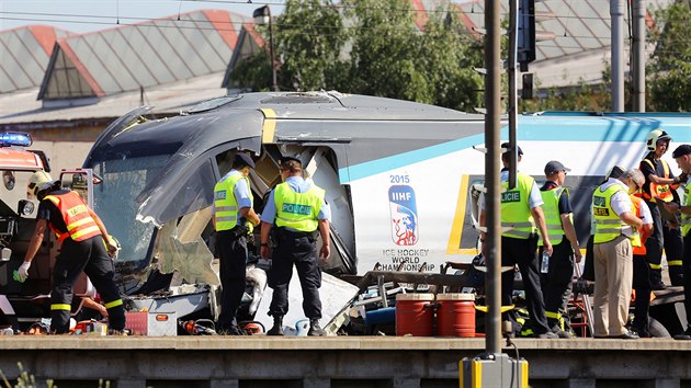 Ve Studnce na Novojinsku se srazilo pendolino s nkladnm autem. Pi nehod se zranilo asi dvacet lid, dva z nich nepeili, dalch nkolik lid je zranno tce. (22. ervence 2015)