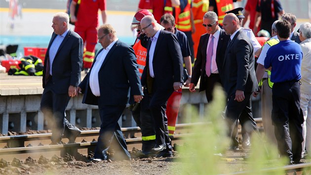 Msto nehody navtvili ministr vnitra Milan Chovanec (zleva), hejtman Miroslav Novk a premir Bohuslav Sobotka. (22. ervence 2015)