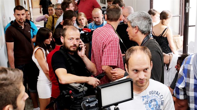 Novináři čekají na chodbě Krajského soudu v Praze, kde by mělo být vyhlašování rozsudku nad bývalým hejtmanem Davidem Rathem. Toho žaloba viní z korupce, manipulace s veřejnými zakázkami a poškozování finančních zájmů EU. (23. července 2015)