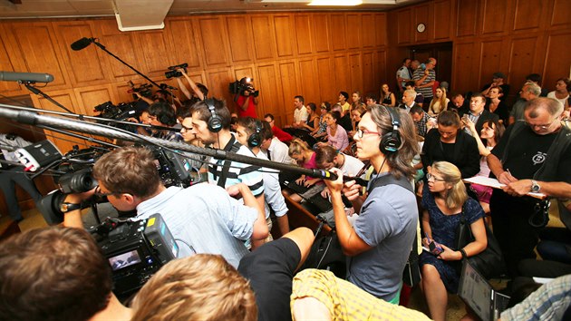 Novináři zaplněná jednací místnost Krajského soudu v Praze, kde soudce Robert Pacovský vyhlašuje rozsudek nad bývalým hejtmanem Davidem Rathem. Toho žaloba viní z korupce, manipulace s veřejnými zakázkami a poškozování finančních zájmů EU. (23. července 2015)