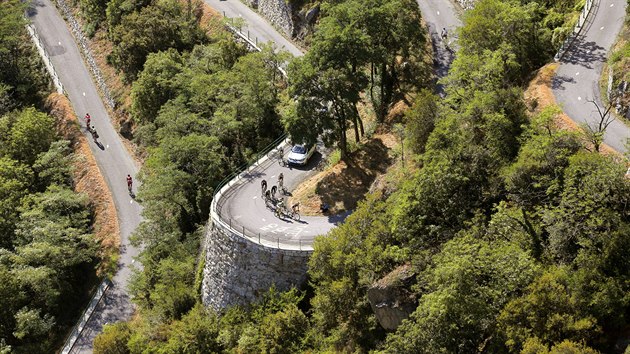 Cyklist plhaj do kopce po francouzsk silnice Les Lacets de Montvernier bhem osmnct etapy Tour de France. (23. ervence 2015)