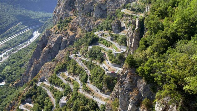 Cyklist plhaj do kopce po francouzsk silnice Les Lacets de Montvernier bhem osmnct etapy Tour de France. (23. ervence 2015)