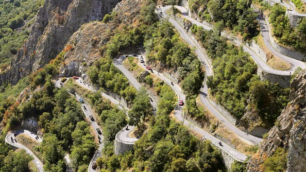 Cyklist plhaj do kopce po francouzsk silnice Les Lacets de Montvernier bhem osmnct etapy Tour de France. (23. ervence 2015)