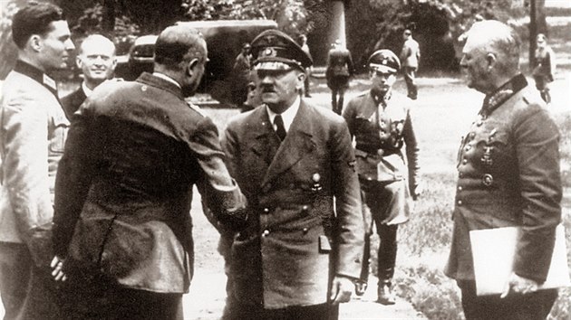 Plukovnk Claus Schenk von Stauffenberg (zleva), zdy stojc generl Karl Bodenschatz, Adolf Hitler a poln marl Wilhelm Keitel ped hlavnm stanem ve vchodopruskm Rastenburgu, znmm jako Vl doup. (15. ervence 1944)