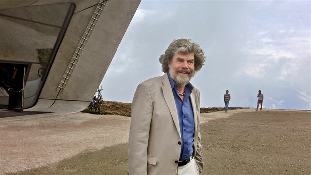 Reinhold Messner u svho muzea v italskm Plan de Corones, jeho budovu navrhla svtoznm architektka Zaha Hadidov.