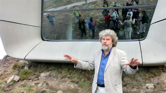 Reinhold Messner u svho muzea v italskm Plan de Corones, jeho budovu navrhla svtoznm architektka Zaha Hadidov.