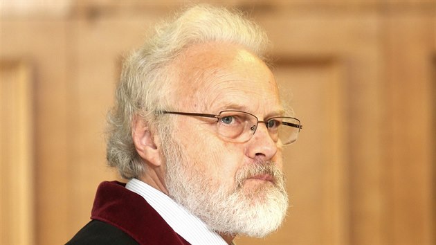 Žalobce Petr Jirát před vyhlášením rozsudku (23. července 2015)