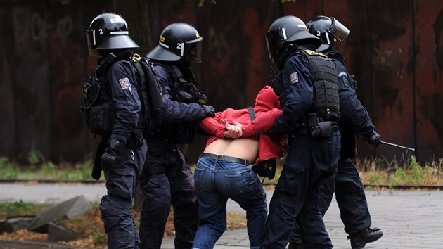 Policist zadreli v Ostrav nkolik astnk demonstrace proti imigrantm.