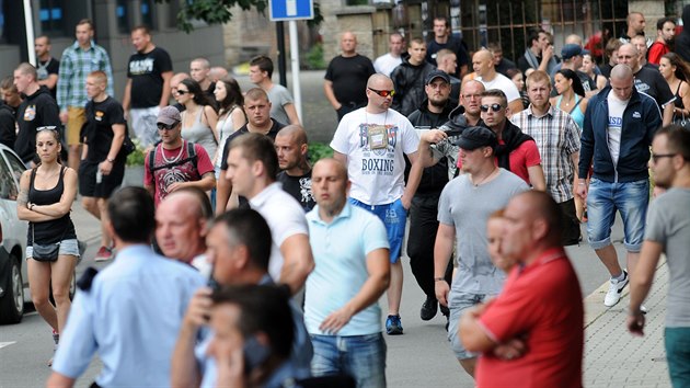 Odprci uprchlk se v Ostrav po skonen demonstrace vydali na pochod do Pvozu (25. ervence 2015)