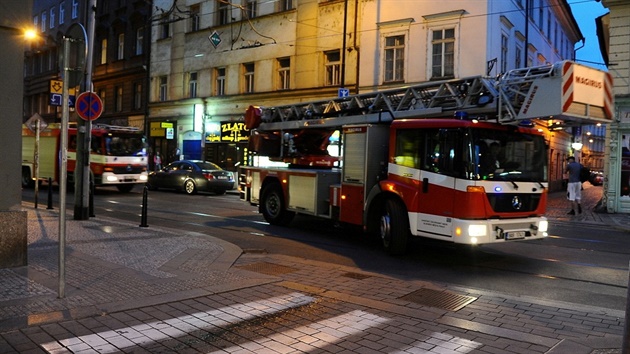 Hasii pijídjí Spálenou ulicí k obchodnímu centru Quadrio.