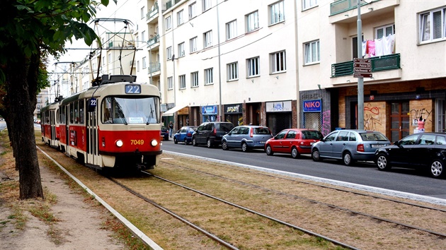 Horko spálilo trávu mezi kolejemi v Blohorské ulici.