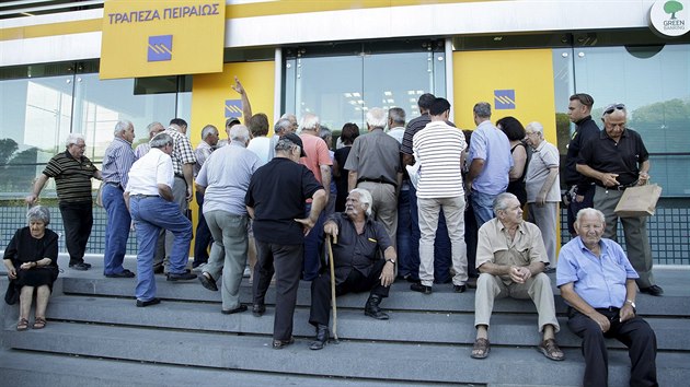 Klienti ekaj na oteven Piraeus Bank v Heraklionu na Krt (20. ervence 2015).