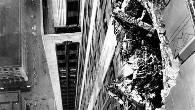 Ped 70 lety, 28. ervence 1945, narazil americk bombardr B-25 do tehdy nejvy budovy svta Empire State Building v New Yorku.