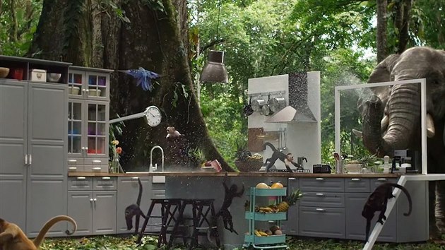 Kuchyni švédských nábytkářů postavili uprostřed tropického pralesa, v reklamním spotu účinkují zvířata ze záchranné stanice.