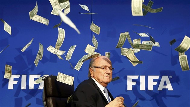 Sepp Blatter, předseda Mezinárodní fotbalové federace FIFA, na tiskové konferenci v Curychu. Brtiský komik Lee Nelson po něm hodil balík falešných bankovek s výkřikem: „Tohle máte za MS v Severní Koreji v roce 2026“.