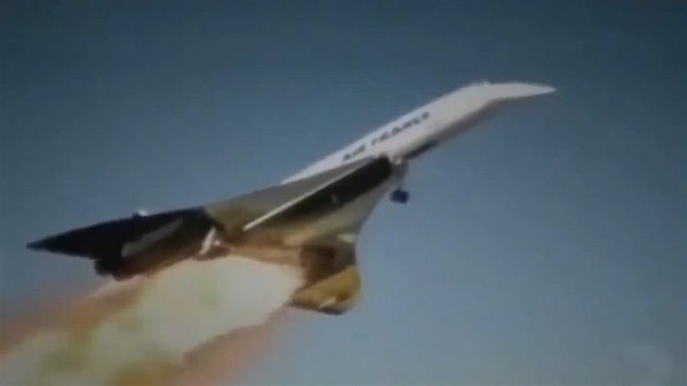 Concorde spolenosti Air France chvli ped zcenm. (25. ervence 2000)