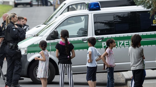 Mimořádně silná vlna běženců zaměstnává i německé policisty. (červenec 2015)