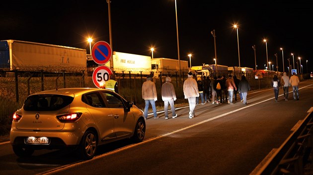 Stovky migrant v noci na stedu pronikly na terminl Eurotunelu (29. ervence 2015)