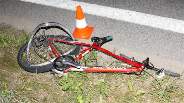 Řidič audi srazil cyklistu, muž bez dokladů na místě zemřel.