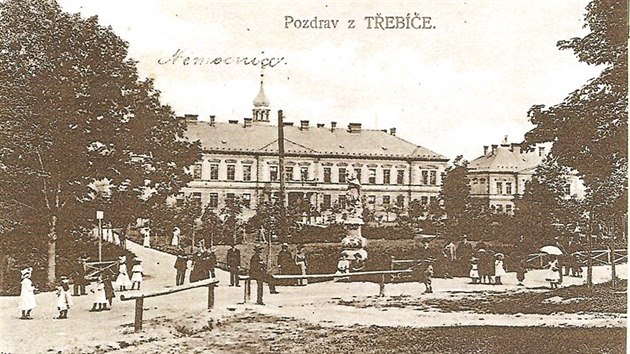 Pohled na nejstar pavilon nemocnice krtce po jeho dokonen na potku minulho stolet. Stavba se objevila i na pohlednici.
