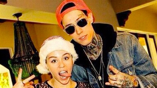 Miley Cyrusov s typicky vyplazenm jazykem a jej star bratr Trace