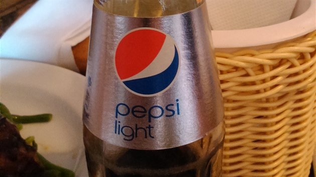 Lahev Pepsi Coly s podivnou chut a neplnou etiketou, kde chybly daje o sloen a vrobci.