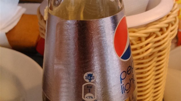 Lahev Pepsi Coly s podivnou chut a neplnou etiketou, kde chybly daje o sloen a vrobci. Z potisku na lahvi je vidt, e zrun doba npoje prola v z 2014.