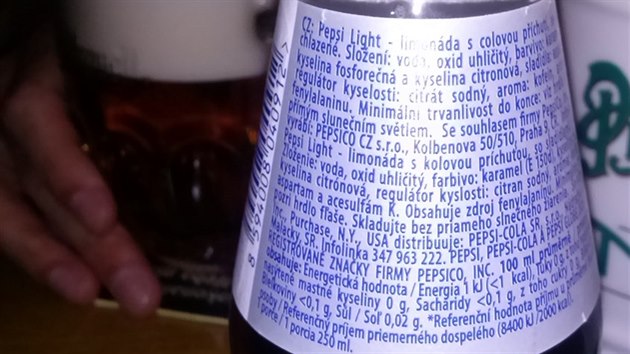 Originln lahev Pepsi Coly. Chu byla standardn, na etiket nechybly daje o sloen a vrobci.