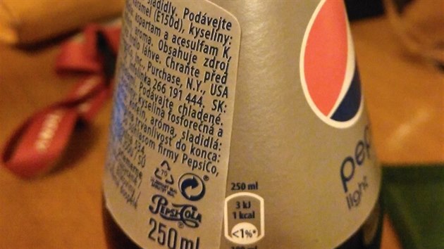 Originln lahev Pepsi Coly. Chu byla standardn, na etiket nechybly daje o sloen a vrobci.
