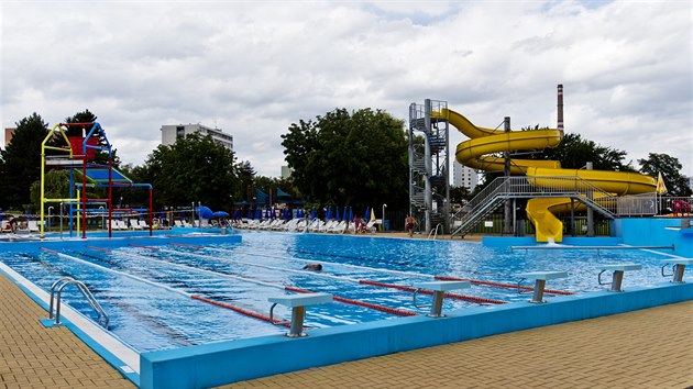 Velk bazn s atrakcemi, teba edestimetrovm toboganem, lk na koupalit v Mlad Boleslavi.