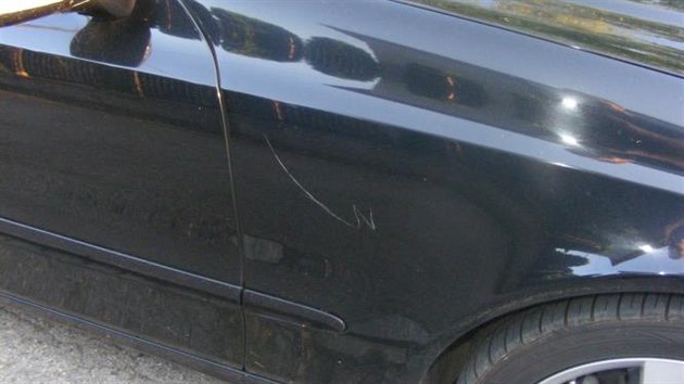 Neznm vandal pokozuje zaparkovan auta v Beroun.