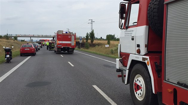 Tragická dopravní nehoda, při které zemřeli tři lidé, se stala u Lužce nad Vltavou nedaleko Mělníka.