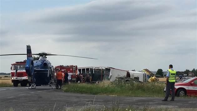 Vn dopravn nehoda u Mlad Boleslavi, pi kter se pevrtil nklak na auto. Pod vozem zstaly dv dti a jejich otec.