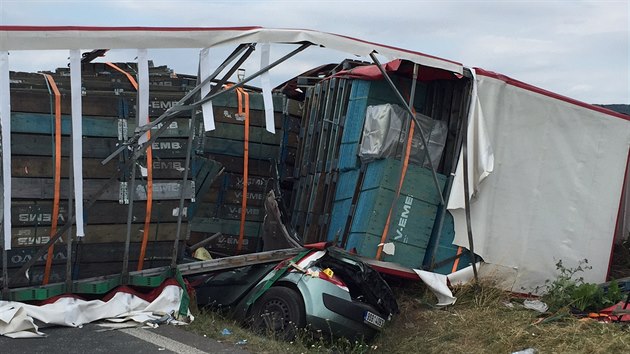 Vn dopravn nehoda u Mlad Boleslavi, pi kter se pevrtil nklak na auto. Pod vozem zstaly dv dti a jejich otec.