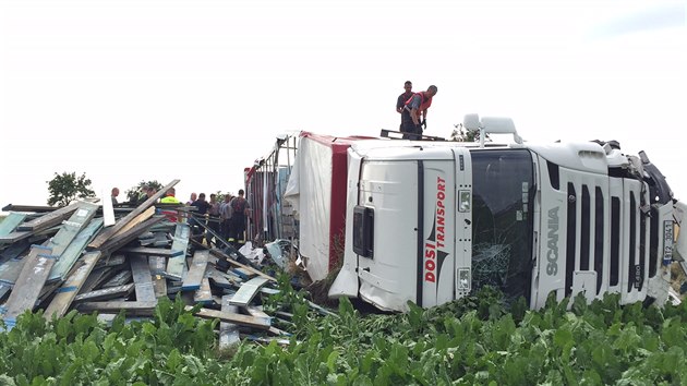 Vn dopravn nehoda u Mlad Boleslavi, pi kter se pevrtil nklak na auto. Pod vozem zstaly dv dti a jejich otec.