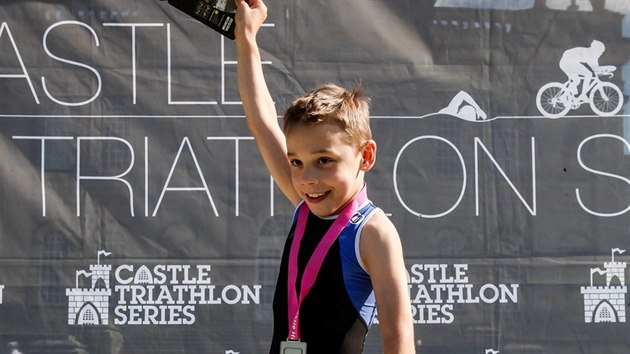 Osmilet Bailey Matthews dokonil po mozkov obrn svj prvn triatlon.