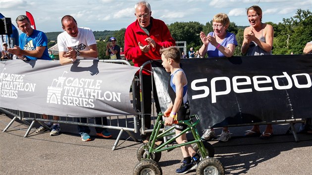 Osmilet Bailey Matthews dokonil po mozkov obrn svj prvn triatlon.