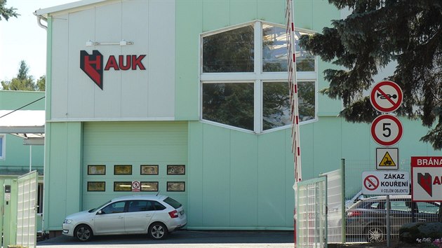 Ve výrobním areálu firmy Hauk v ulici 17. listopadu v Polici nad Metují se zejména svařují a lisují díly pro automobilový průmysl.