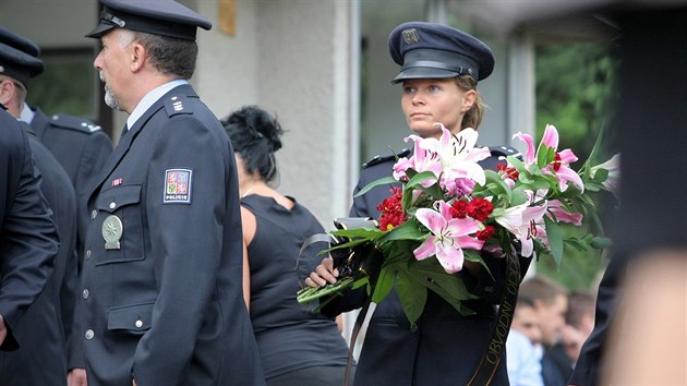 Pohbu zavradnho Michala S. se v Suici zastnily stovky lid. Nechybli ani kolegov hasii, policist a zchrani. Posledn sbohem dali Michalovi i kamardi motorki. (28. ervence 2015)