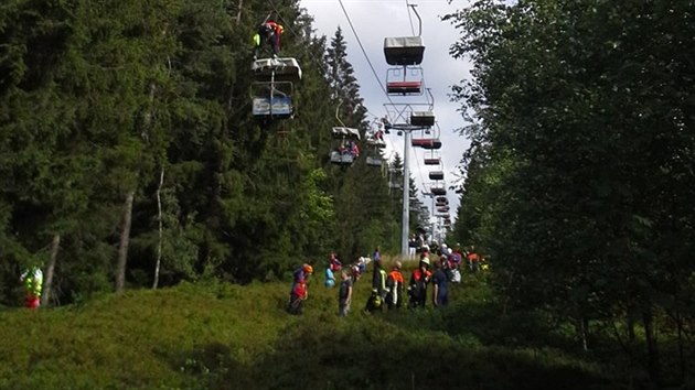 V bavorskm msteku Bodenmais pomhali et zchrani u porouchan lanovky na vrch Silberberg. Sedakov lanovka uvznila ve vzduchu pes ticet lid. (28. ervence 2015)