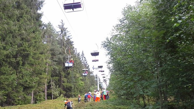 V bavorskm msteku Bodenmais pomhali et zchrani u porouchan lanovky na vrch Silberberg. Sedakov lanovka uvznila ve vzduchu pes ticet lid. (28. ervence 2015)